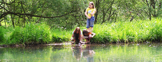 Kinder am Teich